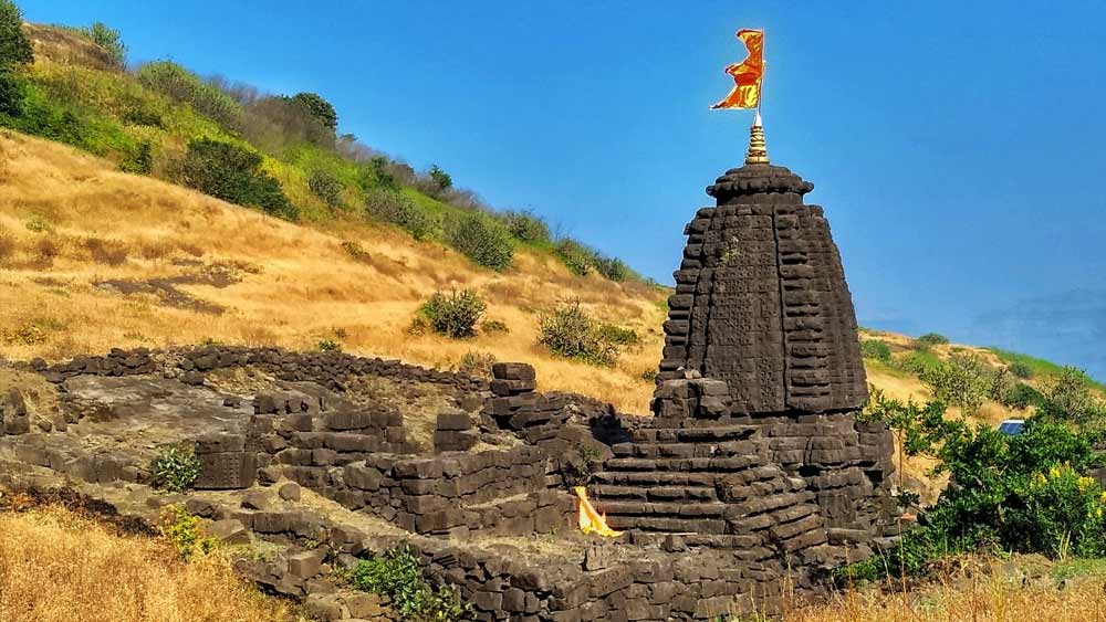 স্থানীয়দের দৃঢ় বিশ্বাস এই চার স্তম্ভ চারটি যুগের প্রতিনিধিত্ব করে। সত্য, ত্রেতা, দ্বাপর এবং কলি। তিন যুগের শেষে নিজে থেকেই ভেঙে গিয়েছে এক একটি স্তম্ভ।