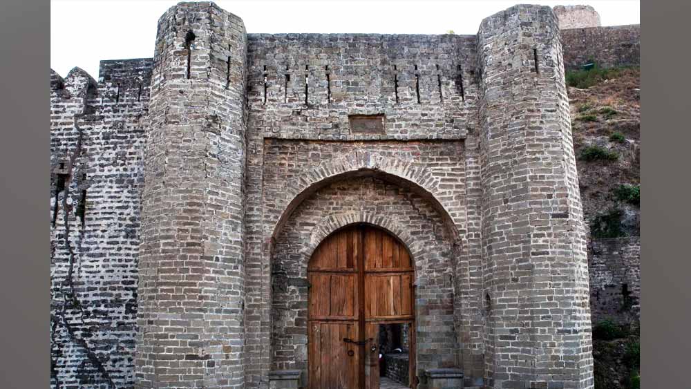  কুরুক্ষেত্র যুদ্ধ থেকে আলেকজান্ডারের ভারত আক্রমণ, এবং তার পরের অগণিত ঐতিহাসিক ঘটনার এক সাক্ষী আজও মাথা উঁচু করে দাঁড়িয়ে রয়েছে। কাংড়া দুর্গ। ইতিহাস বইয়ের শুকনো পাতা অতিক্রম করে আজও বিভিন্ন কারণে মানুষকে আকর্ষণ করে চলেছে এই কেল্লা। তার মধ্যে অন্যতম হল এর গুপ্তধনের কাহিনি।