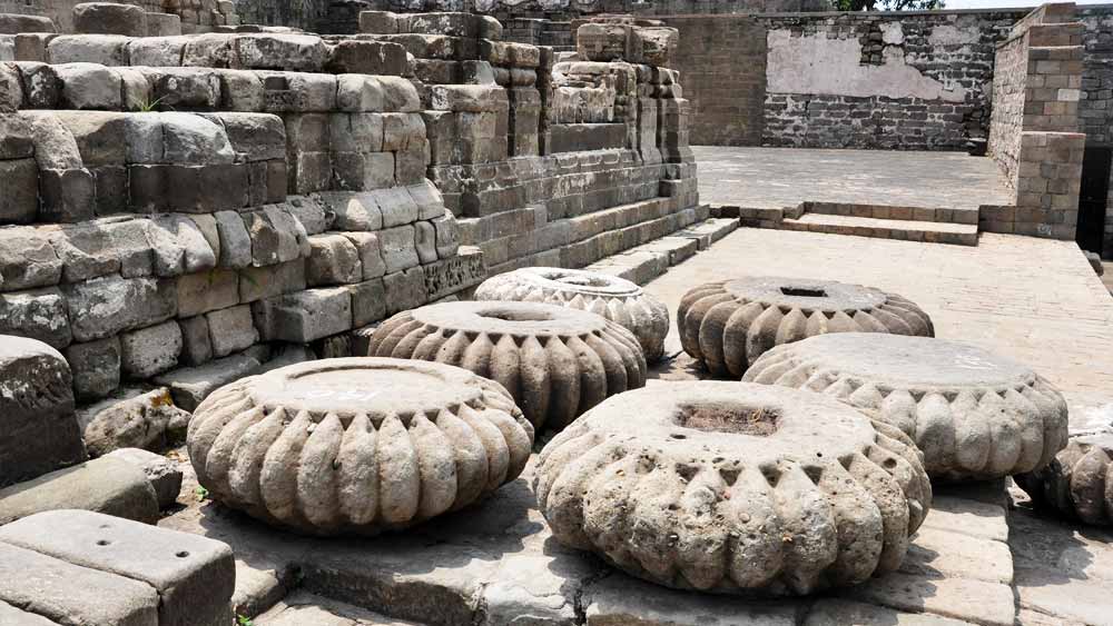 হিমাচল প্রদেশের কাংড়া শহরের নিকটবর্তী জনপদ ধর্মশালা থেকে ২০ কিলোমিটার দূরে অবস্থিত এই দুর্গের ইতিবৃত্ত পুরাণকে ছুঁয়ে থাকলেও বর্তমানে যে কাঠামোটিকে দেখা যায়, তার নির্মাণ ঘটেছিল খ্রিস্টীয় চতুর্থ শতকে।