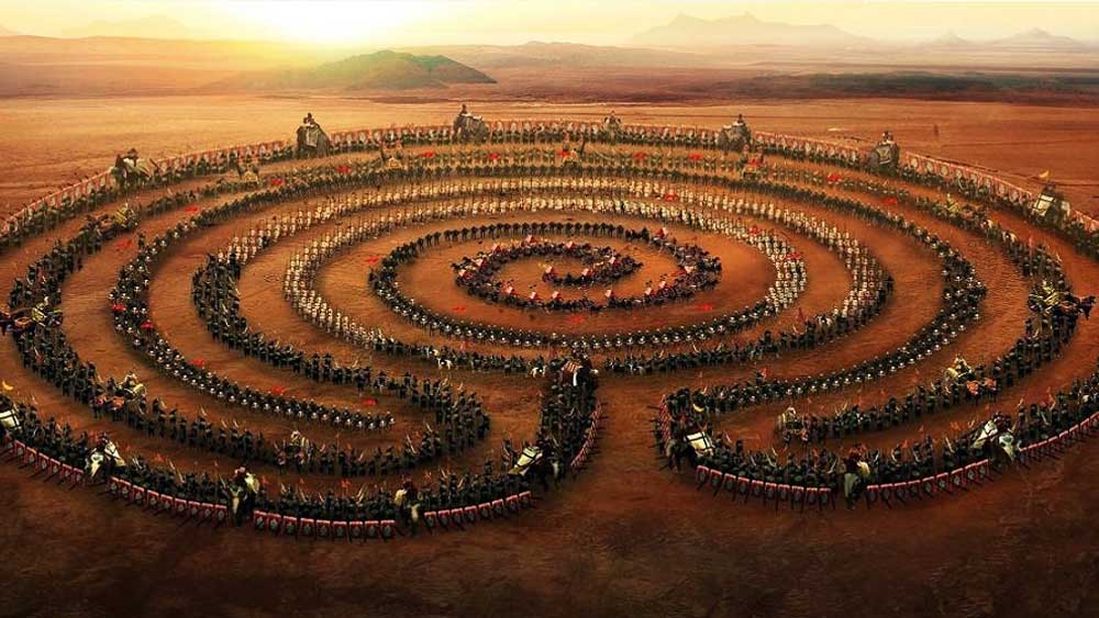 সুশর্মা কৌরবদের পক্ষে ‌যোগ দিয়েছিলেন। যুদ্ধের ত্রয়োদশতম দিনে অর্জুনপুত্র মহাবীর অভিমন্যুকে বধ করার পরিকল্পনা করেন কৌরবরা। অস্ত্রগুরু দ্রোণাচার্য অভিমন্যুকে এক চক্রব্যুহ সৃষ্টি করে ঘিরে ফেলার ব্যবস্থা করেন। দ্রোণের এই ব্যুহ ভেদ করার কৌশল মাত্র দু’জন ব্যক্তিই জানতেন। কৃষ্ণ এবং অর্জুন। অভিমন্যুকে ব্যুহ ভেদে তাঁরা যাতে সহায়তা না করতে পারেন, সে বিষয়ে নিশ্চিত হওয়া কৌরবদের পক্ষে একান্ত ভাবে প্রয়োজনীয় ছিল।