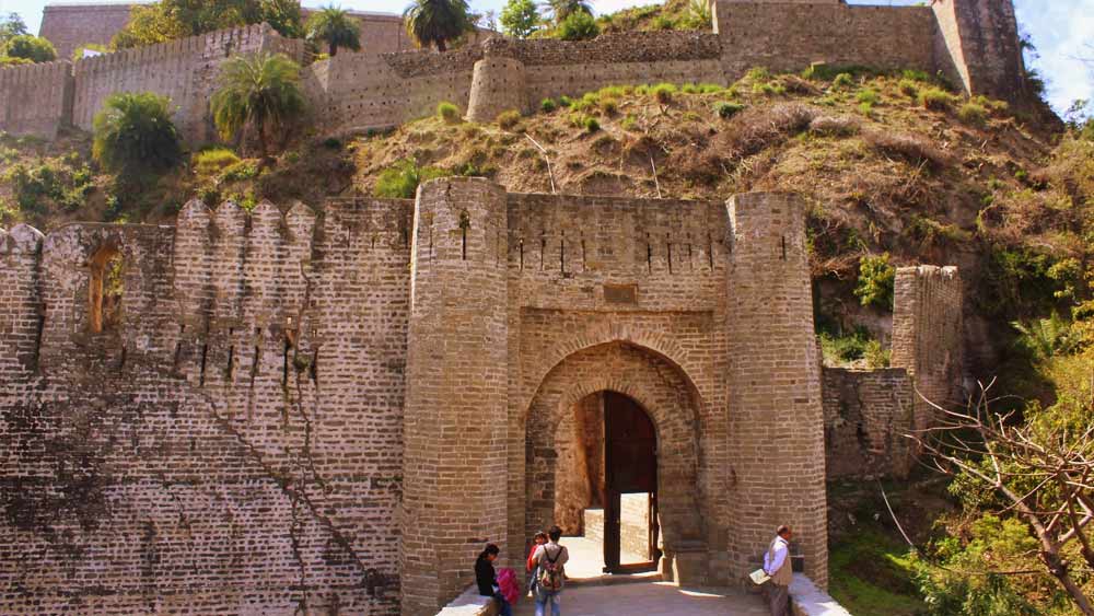  কুরুক্ষেত্র যুদ্ধে কৌরবরা পরাজিত হলে সুশর্মা তাঁর রাজ্য ত্রিগর্তে ফিরে যান এবং কাংড়া দুর্গ নির্মাণ করান। সম্ভবত তিনি পাণ্ডবদের দিক থেকে আক্রমণের আশঙ্কা করছিলেন।