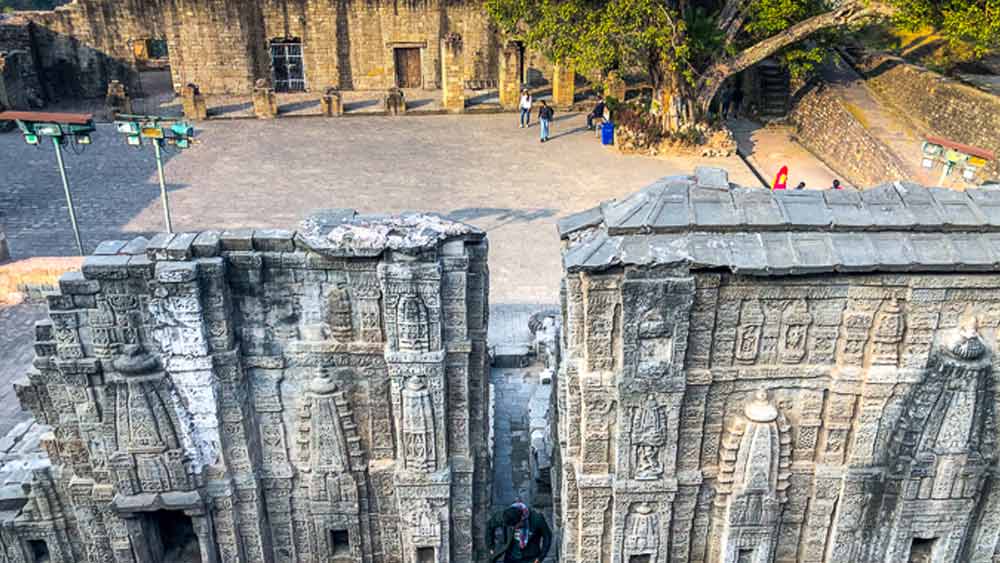 এই সব ধনরত্ন নাকি ২১টি কুয়োর ভিতরে সঞ্চিত রাখা হয়। এই কুয়োগুলি চার মিটার গভীর ছিল। মধ্যযুগের ইতিহাসের অন্যতম উপাদান ‘তারিখ-ই-ফিরিস্তা’ থেকে জানা যায়, বিপুল পরিমাণ স্বর্ণমুদ্রা, সোনা ও রূপার পাত এবং মুক্তা, হিরে, চুনি ও অন্যান্য দামি পাথর সেই সব কুয়োয় রাখা হয়েছিল।