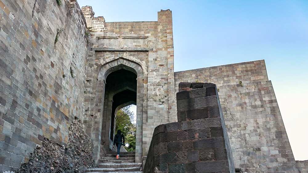 এই ধনরত্নের কাহিনি আলেকজান্ডার থেকে শুরু করে গজনির সুলতান মামুদের মতো বিদেশি আক্রমণকারীদের যে কাংড়া দুর্গের প্রতি নজর দিতে বাধ্য করেছিল, তা বিভিন্ন সময়ের বিবরণ থেকে জানা যায়। মুঘল সম্রাট আকবরের বাহিনী ৫২ বার এই দুর্গ আক্রমণ করেছিল বলে কথিত আছে। তার আগে কাশ্মীরের রাজা, সুলতান মহম্মদ বিন তুঘলক এবং ফিরোজ শাহ তুঘলকও কাংড়া দুর্গ আক্রমণ করেন বলে জানা যায়। তবে এই সব আক্রমণের বেশির ভাগই সফল হয়নি।