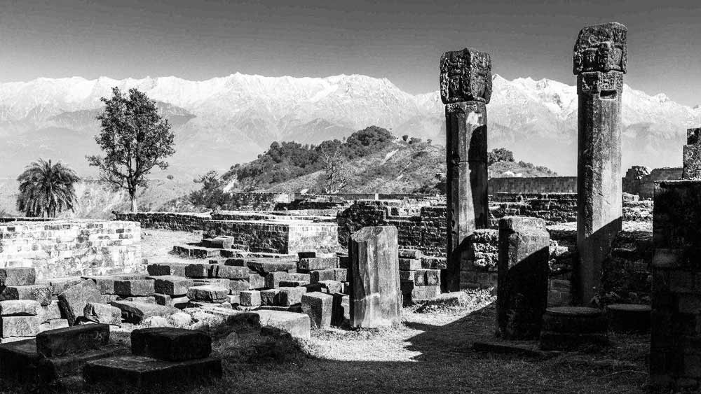 বেশ কিছু জনশ্রুতি বলে, গজনির সুলতান মামুদ দুর্গে প্রবেশ করে কিছু রত্নকূপ লুণ্ঠন করেন। উনিশ শতকে ব্রিটিশ বাহিনীও নাকি ব্যাপক লুঠতরাজ চালায় এই দুর্গে। তবে এ কথাও সত্য যে, আকবরের পুত্র জহাঙ্গির কাংড়া দুর্গ অধিকারে সমর্থ হন। কিন্তু কিছু দিন পরেই কাতোচ বংশীয় রাজা সংসার চাঁদ দুর্গ পুনরুদ্ধার করেন। তারও পরে শিখ সেনারা দুর্গ দখল করে। শেষ পর্যন্ত কাংড়া দুর্গ ব্রিটিশ অধিকারে চলে যায়।