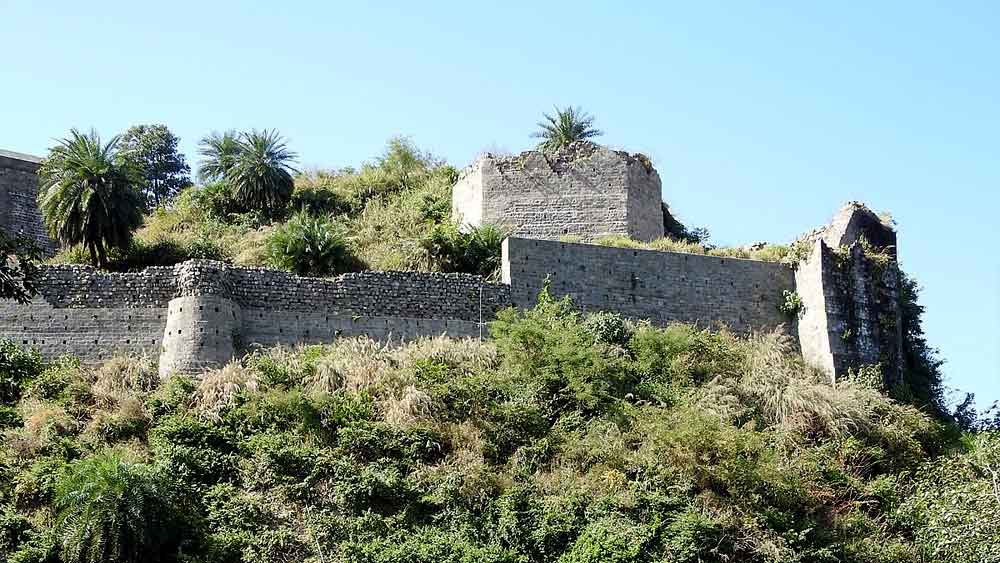  ব্রিটিশ অধিকারে থাকাকালীনই ১৯০৫-এর এপ্রিলে কাংড়া দুর্গ এক ভূমিকম্পে ক্ষতিগ্রস্ত হয়। দুর্গের অনেকখানিই এর ফলে ভেঙে পড়ে। তবু দুর্গের ভিতরে অবস্থিত অম্বিকা দেবীর মন্দির, লক্ষ্মীনারায়ণ মন্দির এবং জৈন তীর্থঙ্কর মহাবীরের মন্দির প্রায় অক্ষতই থাকে। দুর্গের ১১টি প্রবেশদ্বার আজও অটুট রয়েছে।