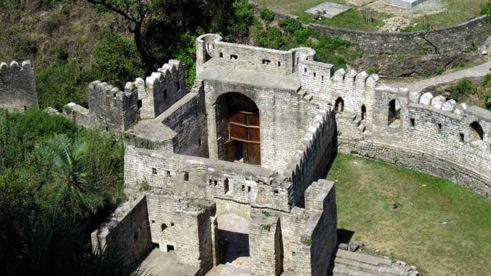  দুর্গের দীর্ঘ ইতিহাসে বারবার লুঠতরাজের ঘটনা ঘটলেও জনশ্রুতি এই যে, আটটি রত্নকূপ নাকি আজও এই দুর্গে সবার অগোচরে থেকে গিয়েছে। এই আটটি কুয়োর সন্ধানে অনেকেই অভিযান চালিয়েছেন কাংড়া দুর্গে। কিন্তু সেগুলির সন্ধান পাওয়া যায়নি।