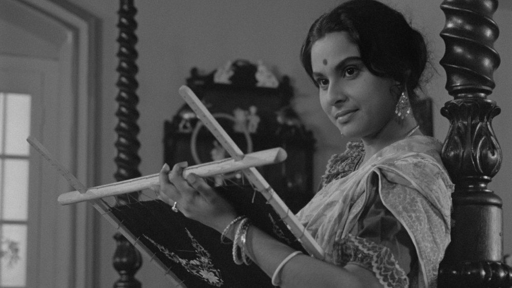 সত্যজিৎ রায়ের চারুলতা ছবির একটি দৃশ্যে মাধবী মুখোপাধ্যায়।