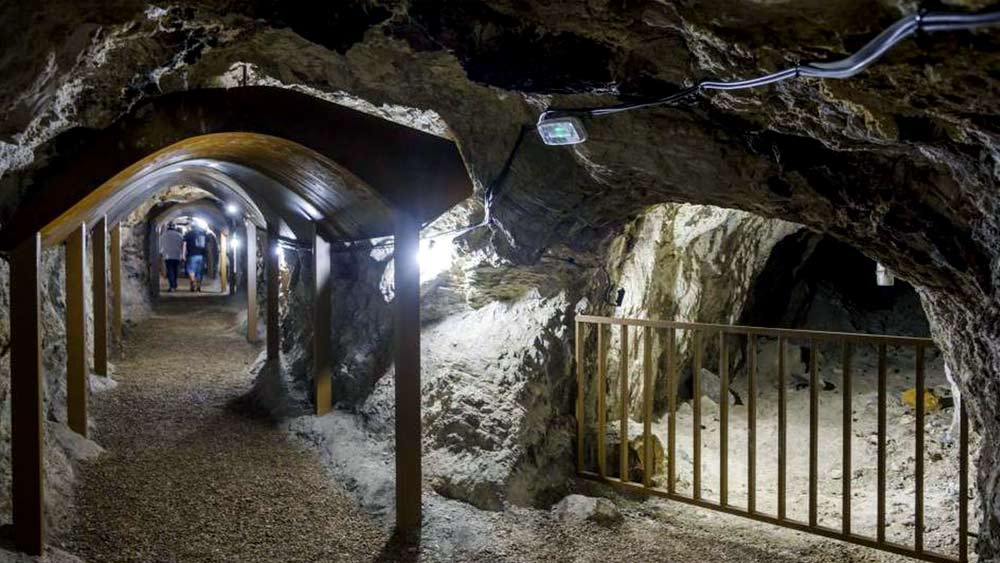 এই গুহার ভিতরে ঢুকলে অতীতে এই খনিতে কাজ করা শ্রমিকদের রাবারের জুতো, জ্যাকেট-সহ খনিতে ব্যবহার্য জিনিসপত্রের দেখা মেলে। 