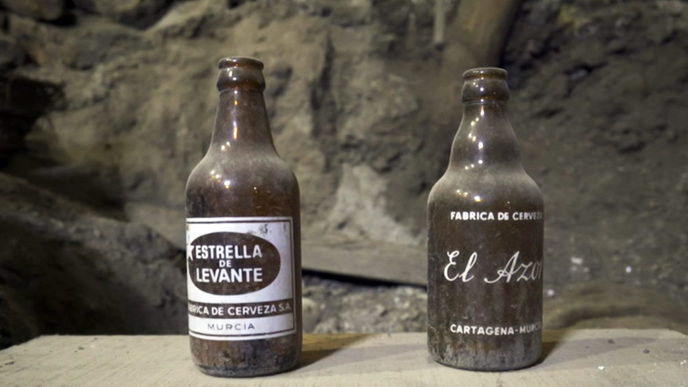 দেখতে পাওয়া যায় শ্রমিকদের সিগারেট এবং মদের বোতলও। এর অনেকগুলিই প্রায় নষ্ট হয়ে গিয়েছিল। পরে সেগুলি সংরক্ষণের ব্যবস্থা করা হয়।