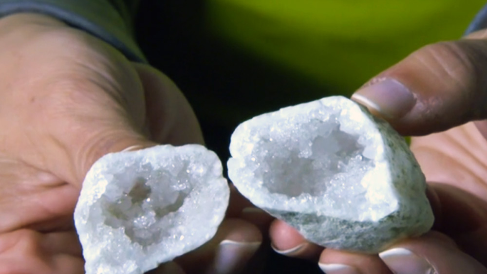 এর পরই এই ফাটলগুলির মধ্যে দিয়ে খনিজতে পরিপূর্ণ গরম লাভা প্রবেশ করে। আর এই লাভা ঠান্ডা হওয়ার পরই স্ফটিকগুলি তৈরি হয়।