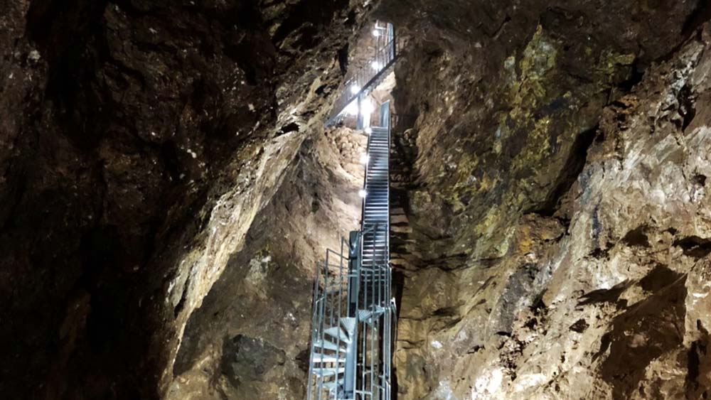 আপদকালীন পরিস্থিতিতে এই গুহার ভিতরে ঢোকা এবং বেরনোর জন্য ৪২ মিটার উঁচু একটি সিঁড়িও করা রয়েছে।
