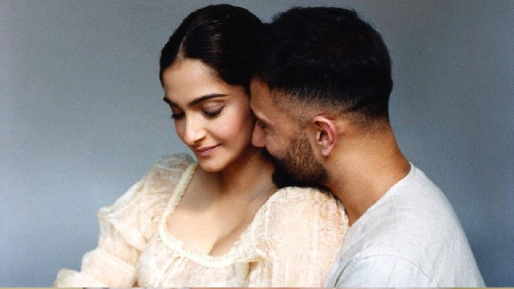 সোনম ইনস্টাগ্রামে তাঁর মতো হবু মায়েদের জন্য জীবনের এই নতুন অধ্যায়ে সুস্থ থাকতে বিশেষ পরামর্শ দিয়েছেন। 