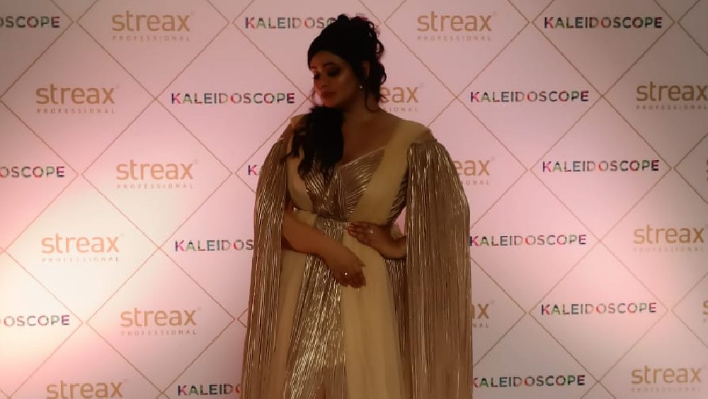 নতুন হেয়ার কালারের প্রকাশ অনুষ্ঠানে ঋতাভরী চক্রবর্তী।