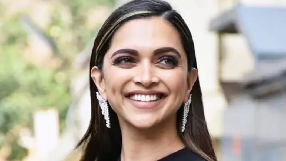 মুখের গড়ন ফুটে উঠেছে দীপিকার চুলের হাইলাইটে।