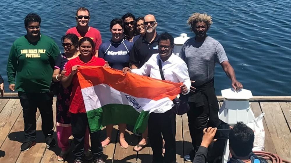 বাবা এবং স্থানীয়দের সঙ্গে সায়নী।