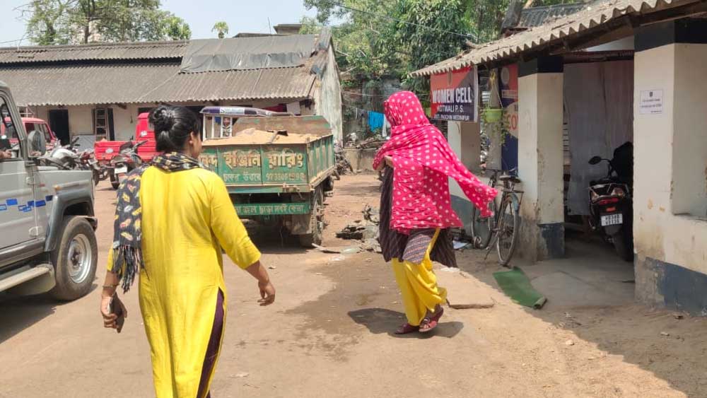 থানা চত্বরে অভিযুক্ত নাবালিকা।