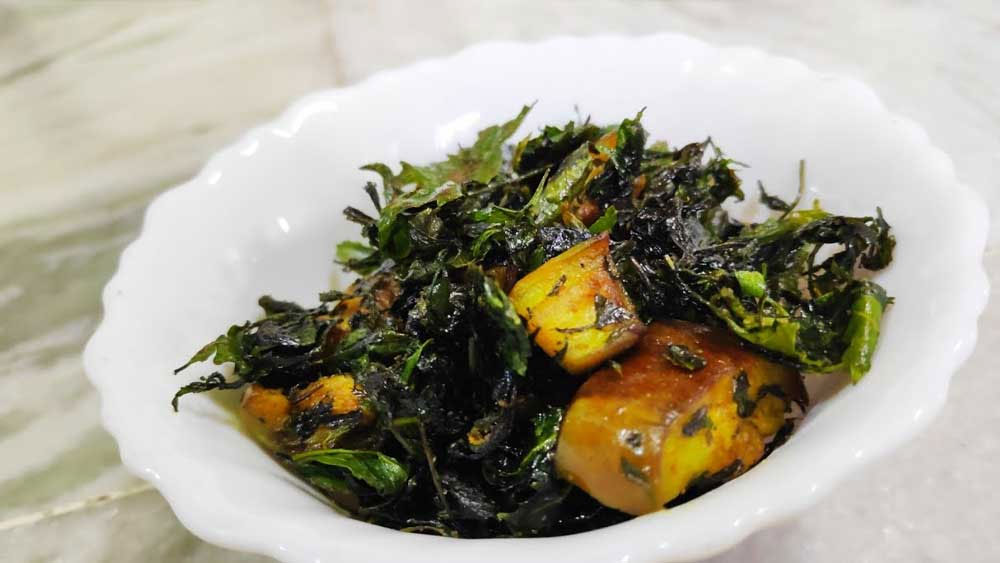 নিম-বেগুন: নিমপাতার নাম শুনলেই মুখ ভার হয় এখন অনেক শিশুর। কিন্তু গরমকালের রোগবালাই দূরে রাখতে যে প্রতিরোধশক্তি জরুরি, তা অনেকটাই দিতে পারে তেঁতো। দুপুরে ভাতের সঙ্গে বেগুন দিয়ে নিমপাতা ভাজা খাওয়ার অভ্যাস শরীর সুস্থ রাখবে। 