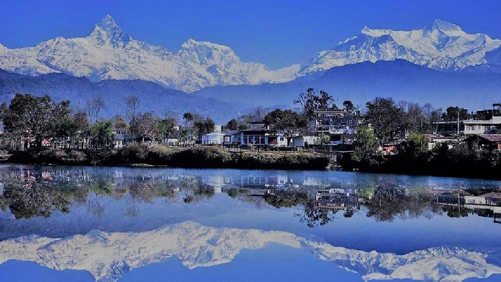 নেপাল: পৃথিবীর সর্বোচ্চ ১০টি পর্বতশৃঙ্গের মধ্যে ৭টিই অবস্থিত নেপালে। কাজেই যাঁরা পাহাড় ভালবাসেন তাঁদের জন্য নেপাল হতে পারে আদর্শ গন্তব্য। তোপসে-ফেলুদা আর লালমোহনবাবুর মতো ঘুরে দেখতে পারেন কাঠমান্ডুর ক্যাসিনো কিংবা পশুপতিনাথের মন্দির। সড়কপথে যাওয়া গেলেও বিমানে নেপাল যাওয়াই বেশি সুবিধাজনক। ৫ দিনের নেপাল ভ্রমণের খরচ ২৫ হাজার টাকা থেকে শুরু।