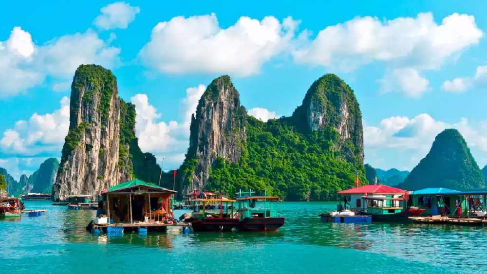 ভিয়েতনাম: বিমানপথে কলকাতা থেকে হ্যানয় কিংবা হো-চি-মিন শহরে যাওয়া-আসা বাবদ খরচ শুরু ১৬ হাজার টাকা থেকে। থাকা খাওয়ার খরচ মাথাপিছু হাজার তিনেক। তবে যাঁরা হোস্টেল জাতীয় স্থানে থেকে ঘুরতে পারেন তাঁদের জন্য খরচ আরও কম।