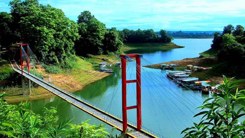 বাংলাদেশ: কলকাতা থেকে বাংলাদেশ যাওয়ার সবচেয়ে সহজ ও সস্তা উপায় হল ট্রেন যাত্রা। কলকাতা স্টেশন থেকে ঢাকা মৈত্রী এক্সপ্রেসের মাথাপিছু ভাড়া হাজার টাকারও কম। 