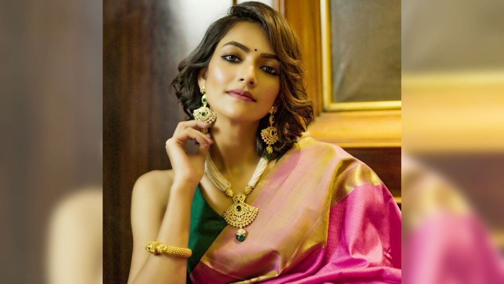 সোনা ও মুক্তোর পেডেন্টে অপরূপা সুস্মিতা চট্টোপাধ্যায়