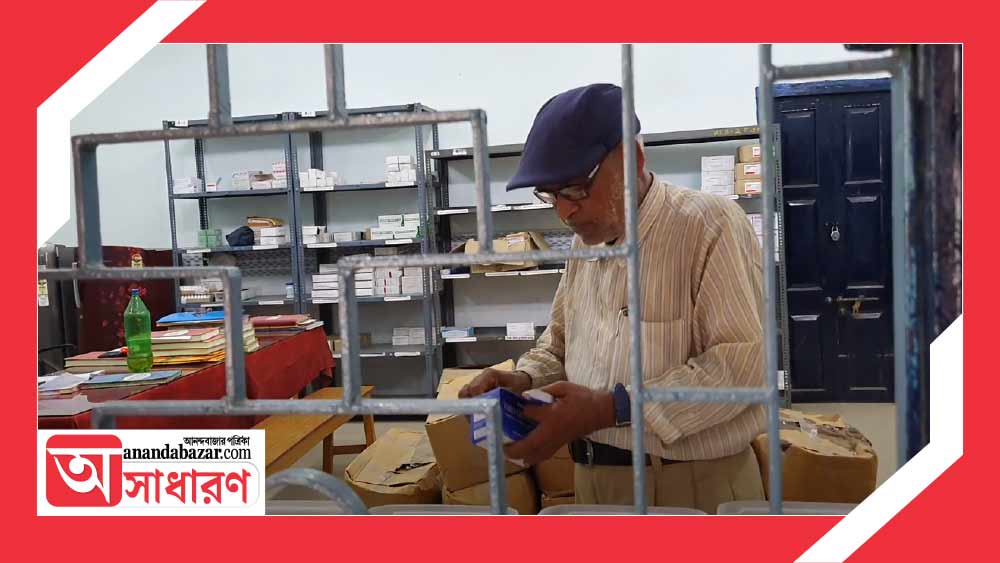 কোন ওষুধ কখন খেতে হবে, কোন কোন ডোজে খেতে হবে— তার সবটাই তিনি নিজের হাতে লিখে দেন রোগী বা রোগীর পরিবারের কাউকে।