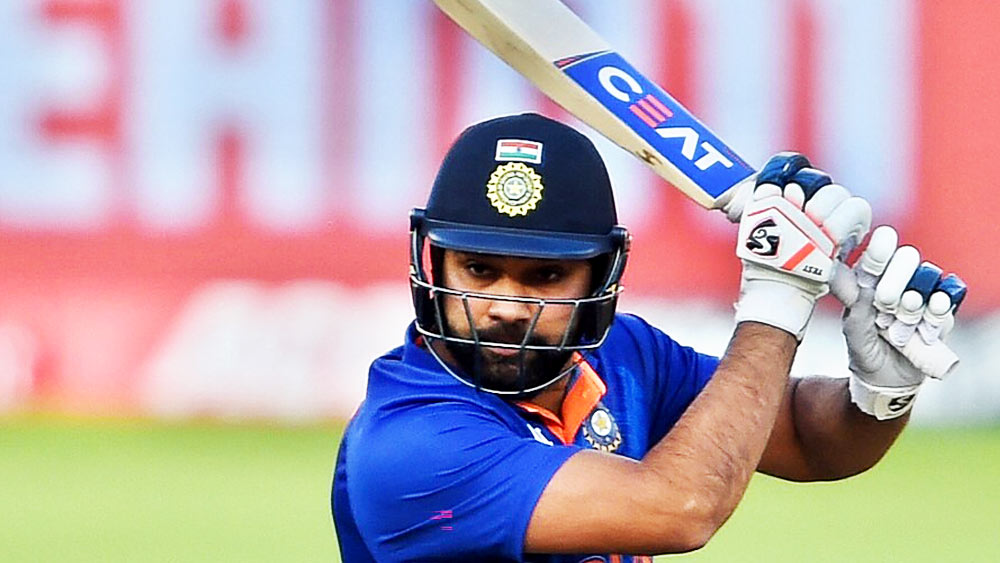 বিরাট কোহলী নেতৃত্ব ছাড়ার পর ভারতীয় দলের নেতৃত্বের দায়িত্ব পেয়েছেন রোহিত শর্মা। ভারতীয় ক্রিকেটের আরও একটা পালাবদলের কান্ডারি রোহিত। অধিনায়ক কোহলীর ছায়া থেকে নিজেকে মুক্ত করাই তাঁর সামনে এখন সব থেকে বড় চ্যালেঞ্জ।