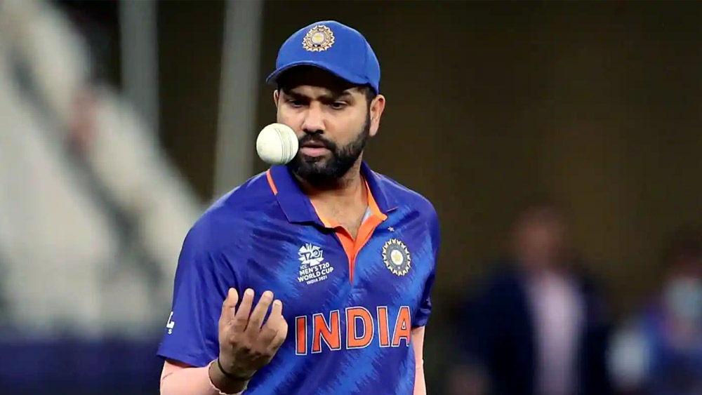 ২০২১ সালের ১৭ নভেম্বর ক্রিকেট জীবনের নতুন অধ্যায় শুরু করেছেন রোহিত শর্মা। এ দিনই প্রথম তিনি ভারতের পূর্ণ সময়ের অধিনায়ক হিসেবে মাঠে নামেন। নিউজিল্যান্ডের বিরুদ্ধে কুড়ি ওভারের ক্রিকেটে ৫ উইকেটে জয় পায় ভারত।