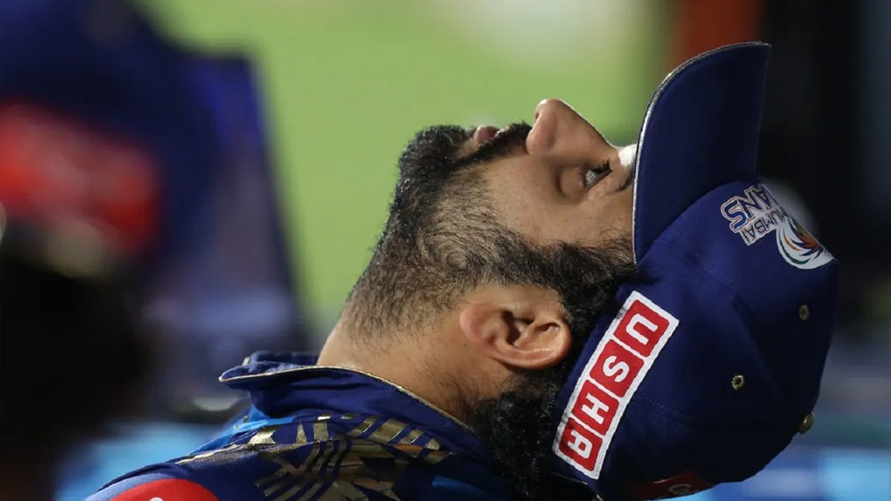 মুম্বই ইন্ডিয়ান্সকে এখনও পর্যন্ত ১৩৭টি ম্যাচে নেতৃত্ব দিয়েছেন রোহিত শর্মা। জয় পেয়েছেন ৭৫টি ম্যাচে। হেরেছেন ৫৮টি ম্যাচে। টাই হয়েছে ৪টি ম্যাচ। উল্লেখ্য, চলতি আইপিএলে তাঁর নেতৃত্বে প্রথম আটটি ম্যাচেই হেরেছে মুম্বই। 