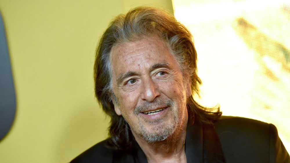 জামাকাপড় থেকে শুরু করে ফোনের কভার। আলকে দেখলেই বোঝা যায় বয়স বাড়লেও মন থেকে এখনও তরুণ এই অশীতিপর অভিনেতা। তাই হয়তো বর্তমান জীবনসঙ্গী হিসেবে নূরকেই বেছে নিয়েছেন তিনি।