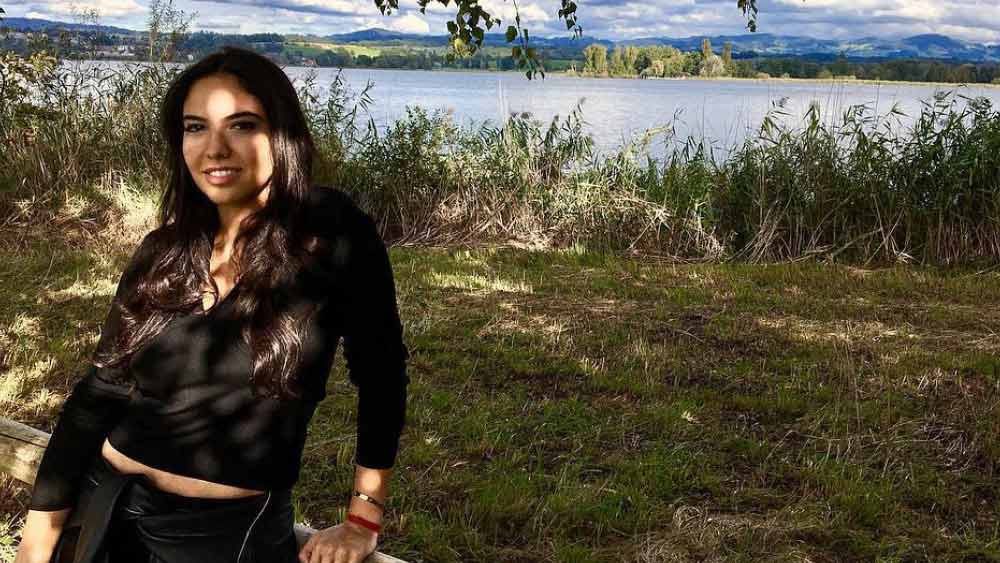 নিন্দকদের মতে, আলের বয়স না কি নূরের বাবার থেকেও বেশি। নূর একমাত্র ধনী ‘বুড়ো’দের সঙ্গেই প্রেম করেন, এ বদমান আছে।