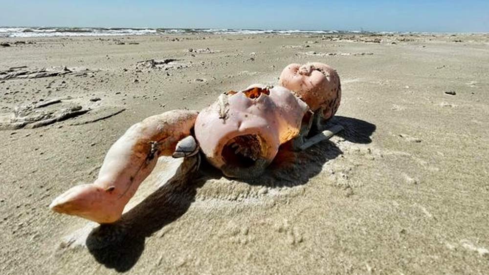 Creepy dolls washed up in Texas beach dgtlv