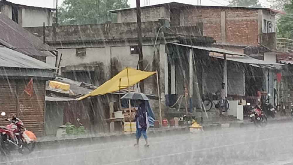 বৃষ্টিতে ভিজছে জলপাইগুড়ি।