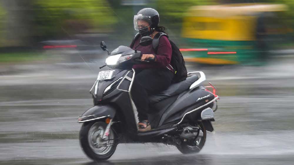 দাবদাহে রাজ্যের মানুষের দম বন্ধ হওয়ার পরিস্থিতি তৈরি হলেও শুক্রবার সন্ধের মুখে রাজ্যের বেশ কয়েকটি জেলায় খানিক বৃষ্টিপাতের ফলে সামান্য স্বস্তি পেয়েছেন রাজ্যবাসী।