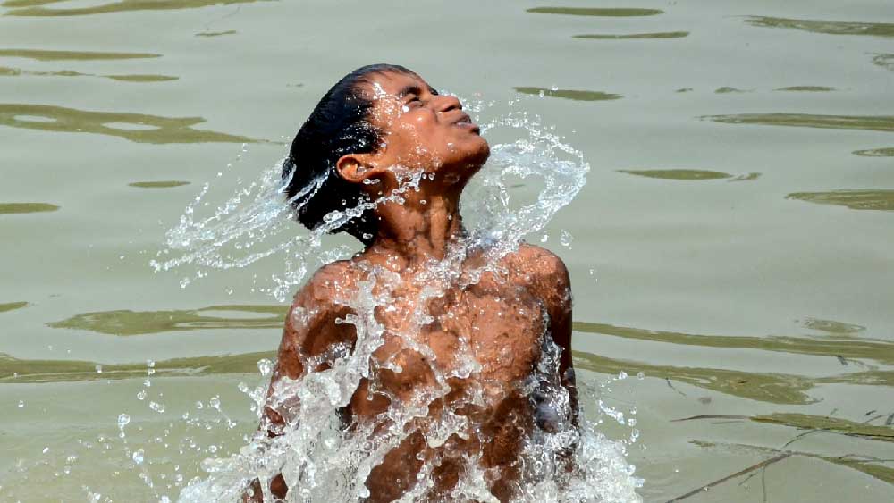 বৃষ্টির ফলে খানিক কমেছে তাপমাত্রাও। কলকাতার তাপমাত্রাও ৪০ ডিগ্রি সেলসিয়াসের কাছ থেকে এক ধাক্কায় কমে ৩৫ ডিগ্রির কাছাকাছি এসেছে।
