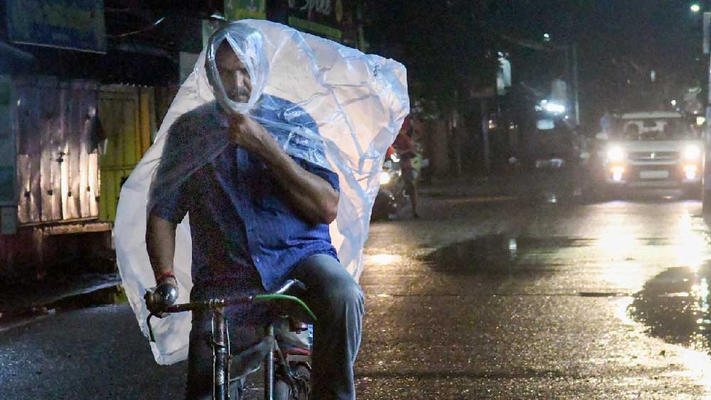 দু’দিন হাওয়ার গতিবেগ হতে পারে ঘণ্টায় ৫০ থেকে ৬০ কিলোমিটার। তবে আগামী চার দিন দক্ষিণবঙ্গে বৃষ্টির অনুকূল পরিবেশ বজায় থাকবে। তাই সোম-মঙ্গলের পরও বৃষ্টিপাতের সম্ভাবনা একেবারে উড়িয়ে দেওয়া যাচ্ছে না। পাশাপাশি, তাপমাত্রা আগামী কয়েক দিনে ২ থেকে ৩ ডিগ্রি সেলসিয়াস কমবে।