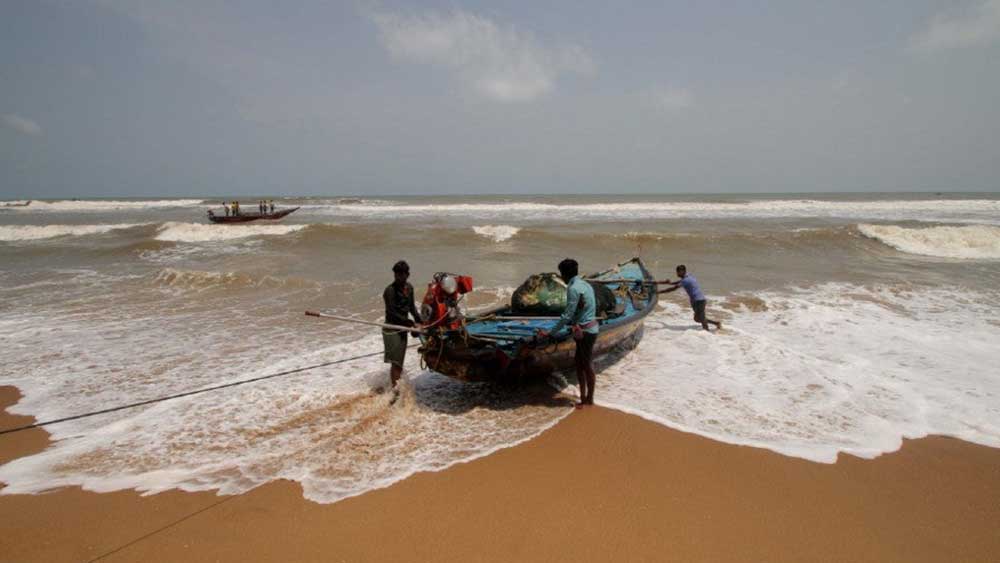 পরে এই নিম্নচাপ শক্তি বাড়িয়ে আন্দামান এবং সংলগ্ন এলাকায় অতিভারী বৃষ্টি নিয়ে আসতে পারে।
