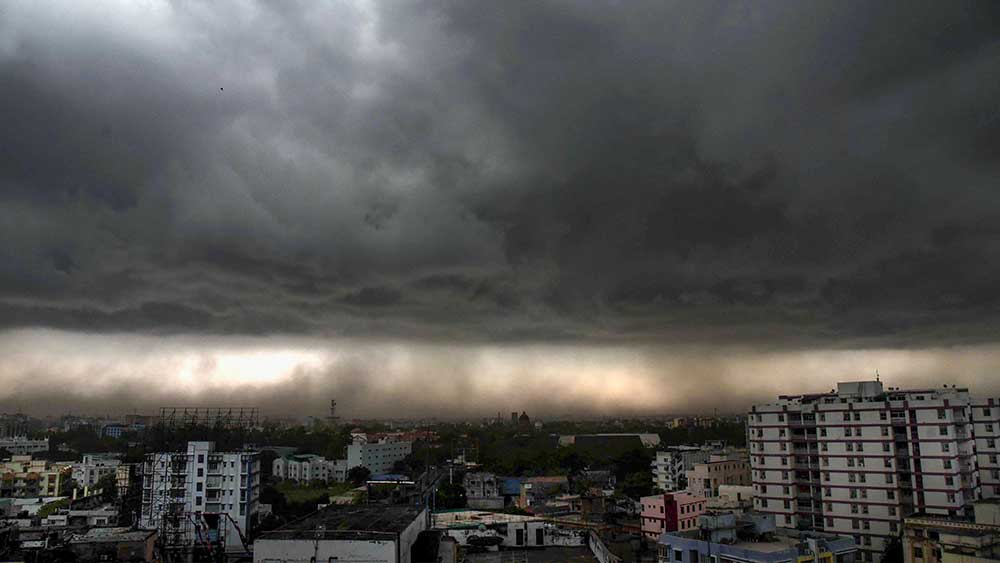 মে মাস সাইক্নোন তৈরি হওয়ার জন্য উপযু্ক্ত বলে মনে করা হয়। তাই এই ঘূর্ণাবর্ত চরিত্র বদলে সাইক্লোনের পরিণত হয় কি না, সে দিকেও বিশেষ নজর রাখছে হাওয়া অফিস।