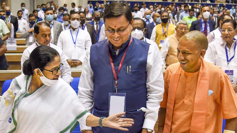 হেসে হেসেই কথা বললেন ভারতীয় রাজনীতির দুই মেরুর বাসিন্দা মমতা ও যোগী।