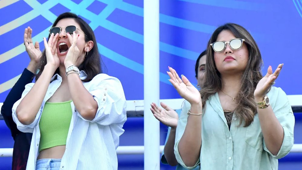 গ্যালারিতে অনুষ্কা। ডানদিকে কার্তিকের স্ত্রী দীপিকা।