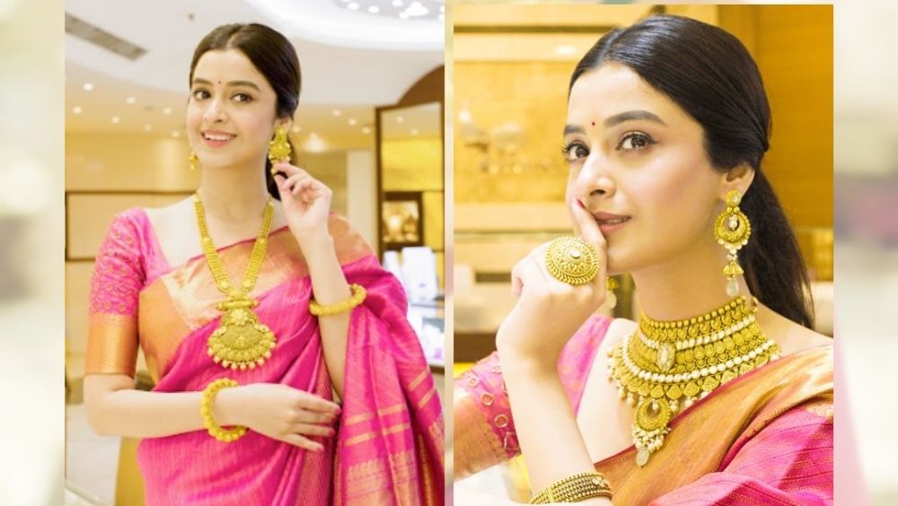 কুন্দন এবং মুক্তোর তৈরি এই অ্যান্টিক নেকলেস এবং কানের দুলে উৎসবের মেজাজে দর্শনা বণিক