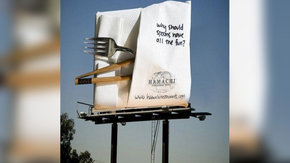 ওই সব সংস্থার দাবি, ত্রিমাত্রিক বিজ্ঞাপন বিপণনকে পরবর্তী পর্যায়ে নিয়ে গিয়েছে। যে কোনও সংস্থা তাদের পণ্য সম্পর্কিত যাবতীয় তথ্য প্রতিটি সম্ভাব্য দিক থেকে গ্রাহকের সামনে তুলে ধরতে পারছে। এর ফলে গ্রাহক আরও সহজে তাঁদের চাহিদা অনুযায়ী পণ্যটিকে যাচাই করে নিতে পারছেন।