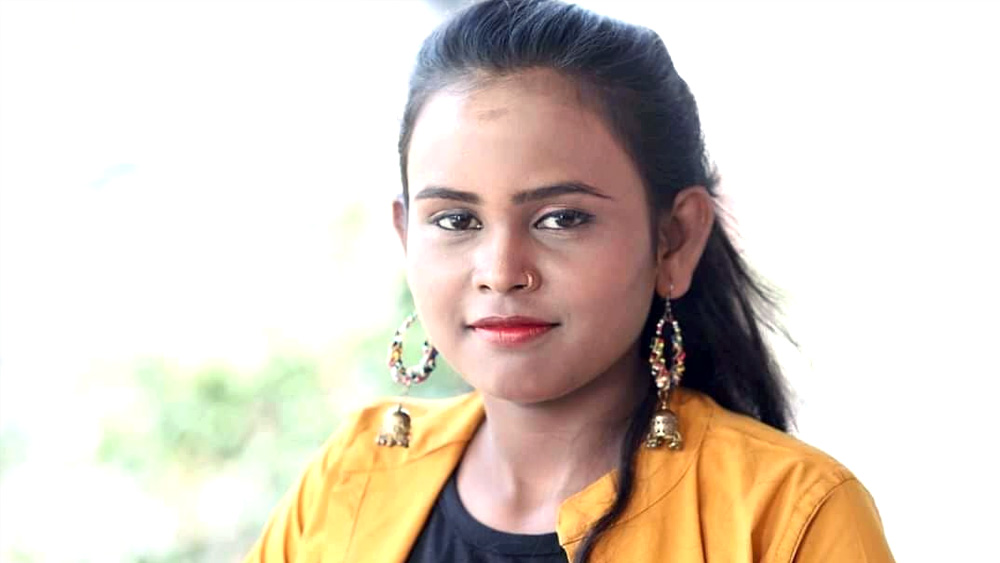 এই ঘটনা ইতিমধ্যেই ভোজপুরি সিনে দুনিয়ায় আলোড়ন তৈরি করেছে। রাতারাতি তাঁর ওই ভিডিয়ো ক্লিপিং খুঁজে বের করতে বিভিন্ন ওয়েবসাইটে ভিড় জমাচ্ছেন জনতা।