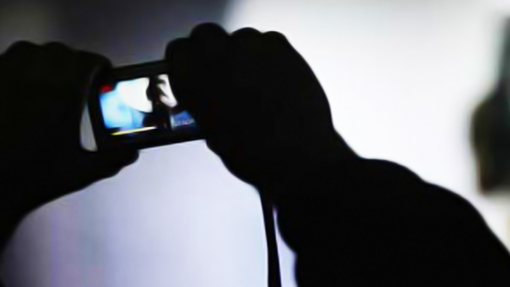 ভাবমূর্তি নষ্ট করার উদ্দেশ্যে এই ভিডিয়োর সঙ্গে তাঁর নাম জড়িয়ে ষড়যন্ত্র করা হচ্ছে বলেও দাবি শিল্পীর।