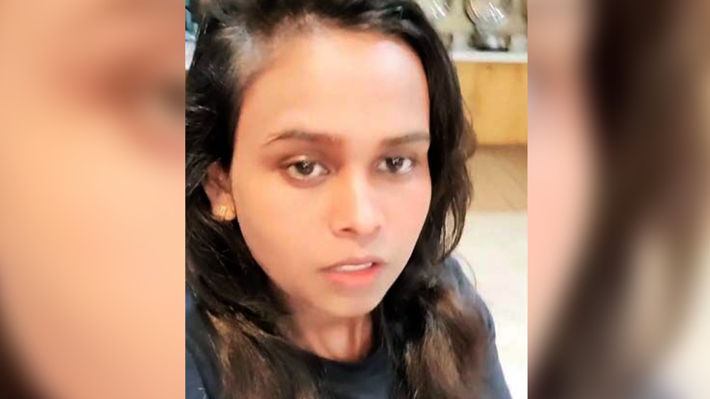 কিন্তু কে এই ‘স্যর’? শিল্পী জানান, তাঁর ম্যানেজার অভয় পাণ্ডেকেই ‘স্যর’ বলে ডাকেন তিনি।