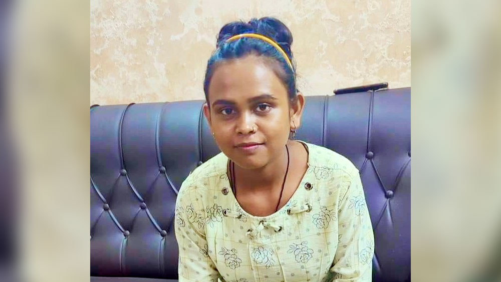 তবে ভিডিয়ো ভাইরাল হওয়ার পর শিল্পীর বাবা-মার প্রতিক্রিয়া কী ছিল? বাবা-মার প্রসঙ্গ এড়িয়েই শিল্পী জানান, তাঁর ভাই উদ্বেগ প্রকাশ করে ফোন করলে তিনি তাঁর ভাইকে পুরো বিষয়টি বুঝিয়ে বলেন।