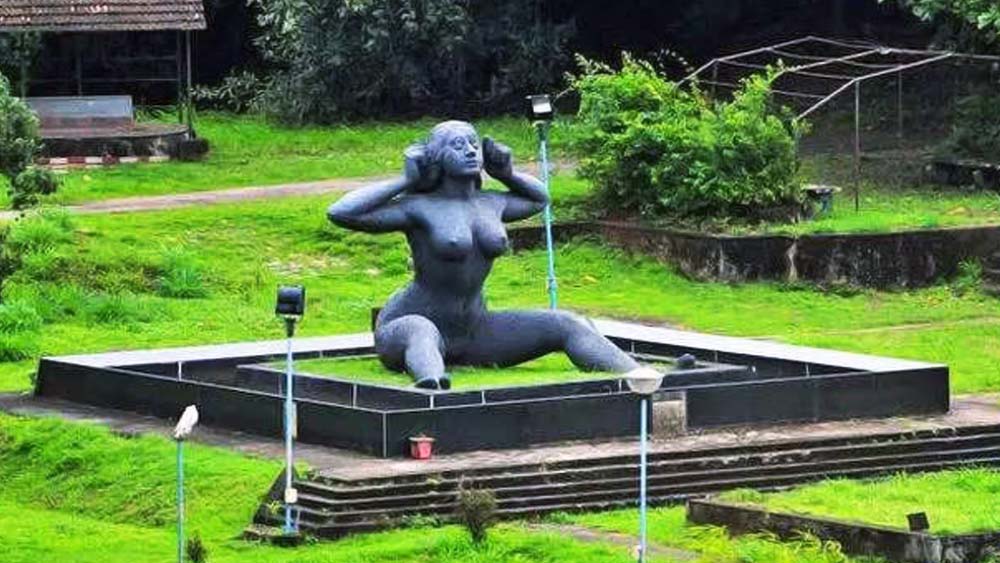 কেরলের মালমপুঝা উদ্যানে বসে আছে এই নগ্ন মহিলা মূর্তি। ৩০ ফুট উচ্চতার এই ভাস্কর্যের নাম যক্ষী। শিল্পীর নাম কানায়ি কুনিরামণ। ১৯৬৯ সালে মাত্র ৩০ বছর বয়সে এই শিল্পের স্রষ্টার বয়স এখন ৮৫ বছর। বার্ধক্যে পৌঁছে নিজের শিল্পকে ‘অমরত্ব’ দিতে চান তিনি। তাই আবার মজেছেন শিল্পকর্মে।