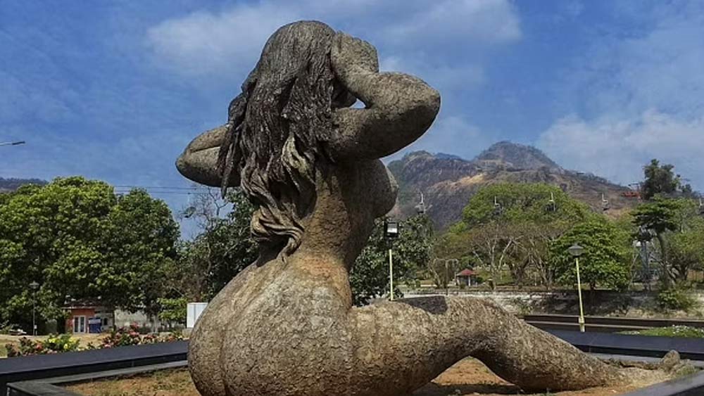 শুধু মূর্তির উচ্চতার জন্যই নয়, যক্ষীর ভঙ্গিমা এবং দেহসৌষ্ঠবের জন্য। সেখানেই তাঁর মডেলকে ধন্যবাদ জানান শিল্পী।