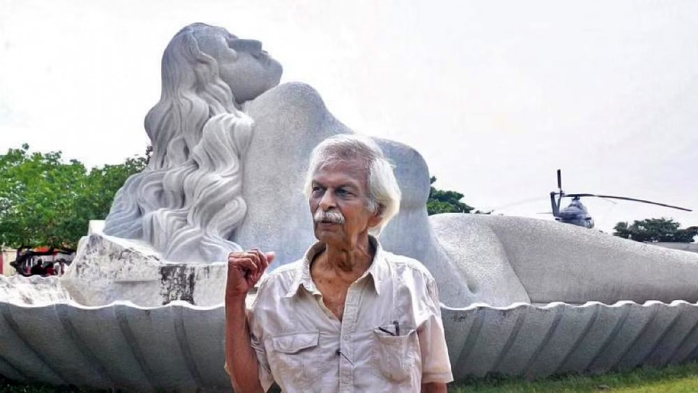 কিন্তু এই ভাস্কর্য তৈরির খবর ছড়িয়ে পড়তেই শুরু হয় বিতর্ক। কেরলের রাস্তায়-রাস্তায় প্রতিবাদ মিছিল হয়। শিল্পী পেয়েছেন হুমকিও। কিন্তু এ সব বাধা পরোয়া করেননি কুনিরামণ। তিনি তখন সৃষ্টিসুখে মগ্ন।