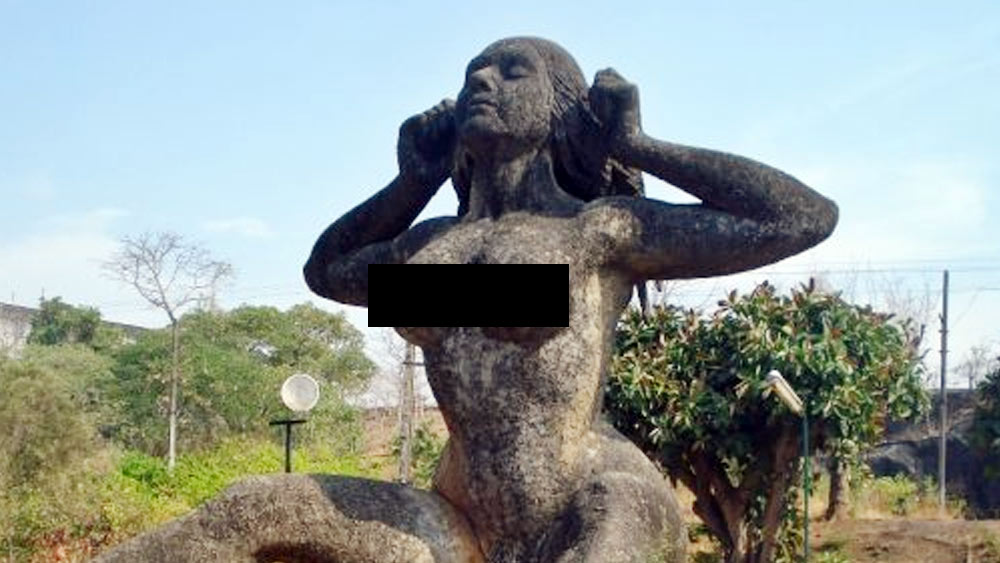 বিশ্বের অন্যতম উচ্চ নগ্ন মূর্তি কেরলের যক্ষী। ভারতে মন্দিরের বাইরে সম্ভবত এটাই উচ্চতম নগ্ন ভাস্কর্য। তাই তাঁর কীর্তিকে বাঁচিয়ে রাখতে সংস্কারের উদ্যোগ নিয়েছেন কুনিরামণ।